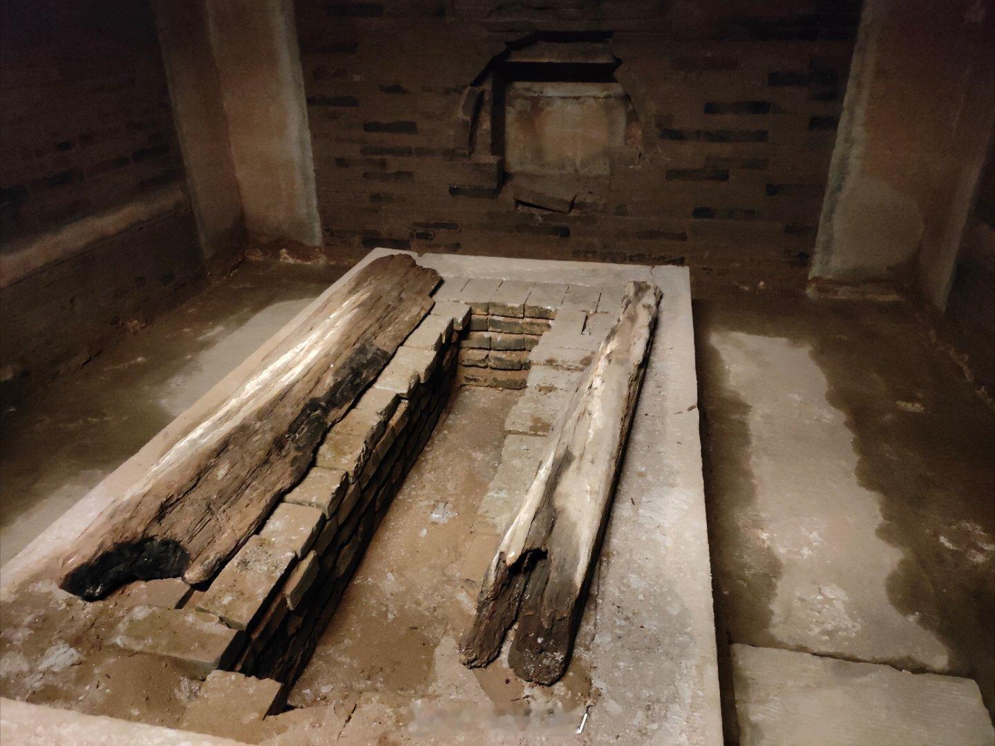 关于大家关心的洪承畴和康熙的事情，我今天就去了黄㤕吾干尸展。黄㤕吾干尸出土时左脚