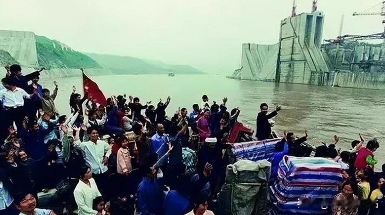 1993年后，三峡100多万人迁移，当时有山东、上海、广东、江西等11个省给她们
