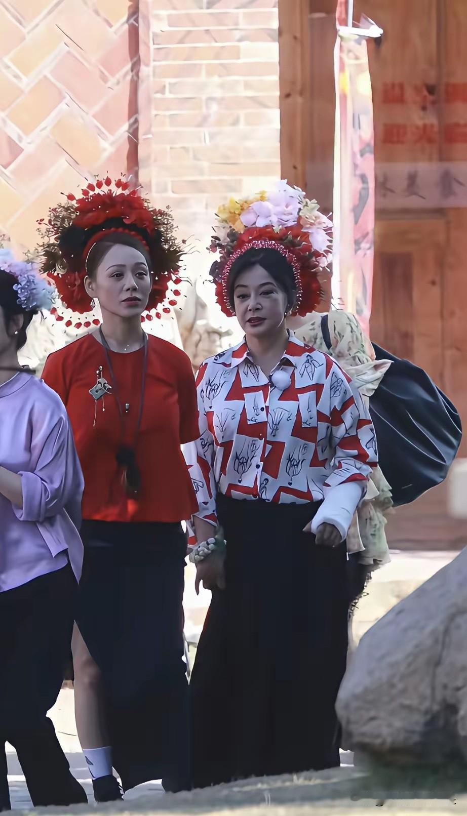 女人上了年纪就不要穿这种花花绿绿的，像古代被打入冷宫里的妃子，一个个脸垮没有朝气