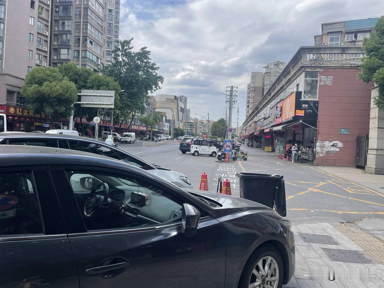 老南湖的城市界面，就是这么差，跟那镇上也差不多，不过这里藏着武昌最顶级的公办书包