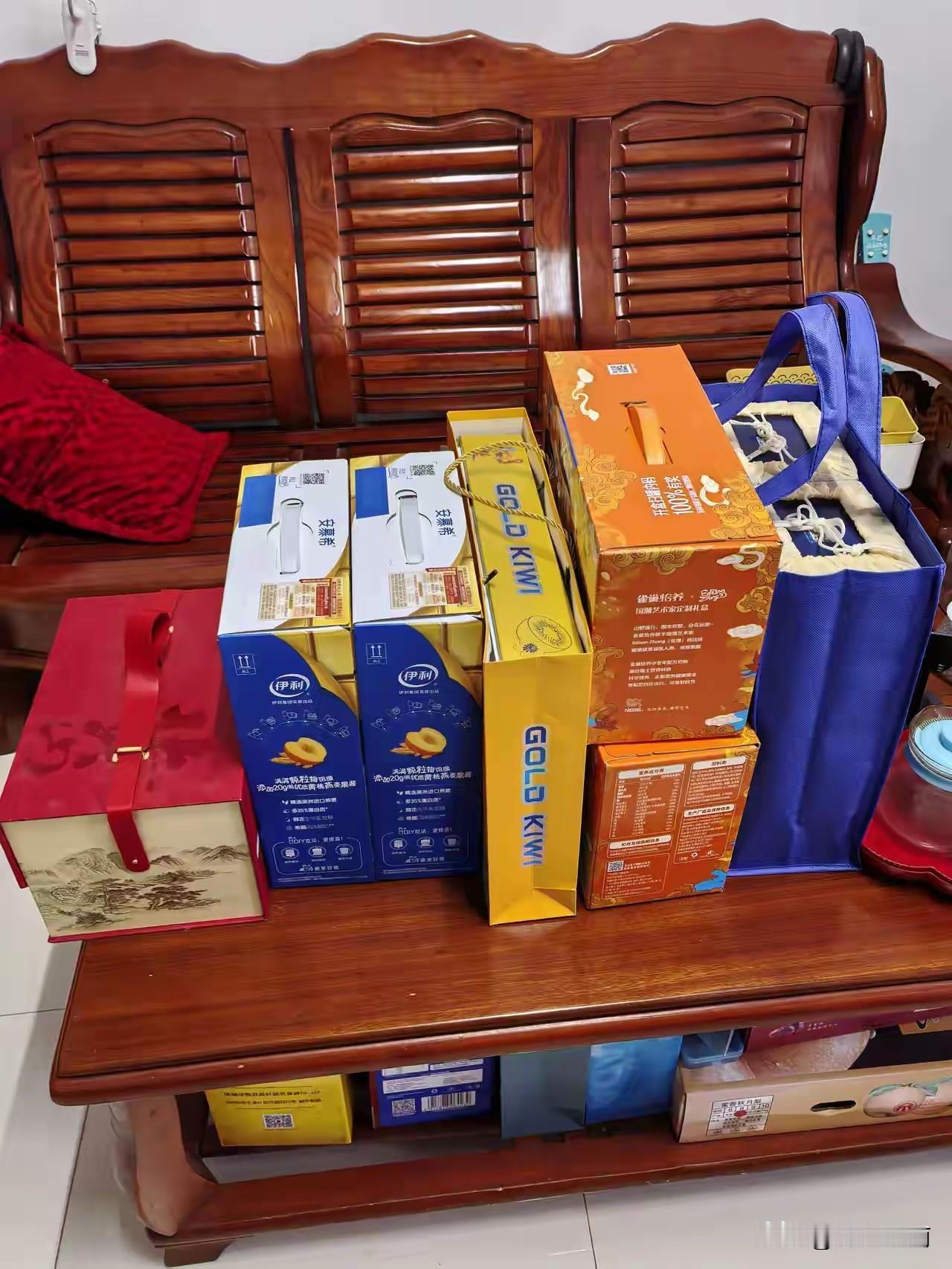 中秋佳节，女婿拎着这些礼品来看我，我该包多大的红包合适？
我家姑娘和女婿今年五一