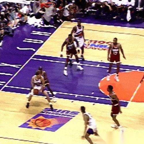 凯文·约翰逊在飞芝加哥的飞机上做了个噩梦。
梦里，教练指着他说：“今天，你去搞定