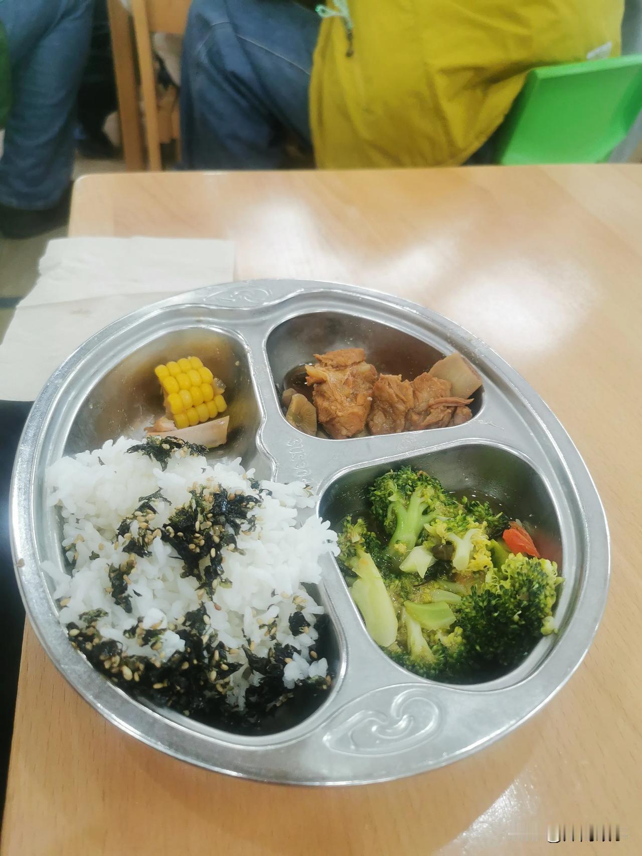 郑州某公立幼儿园孩子的普通午餐，还有一个汤和水果没拍到。
孩子中班以后，胃口明显