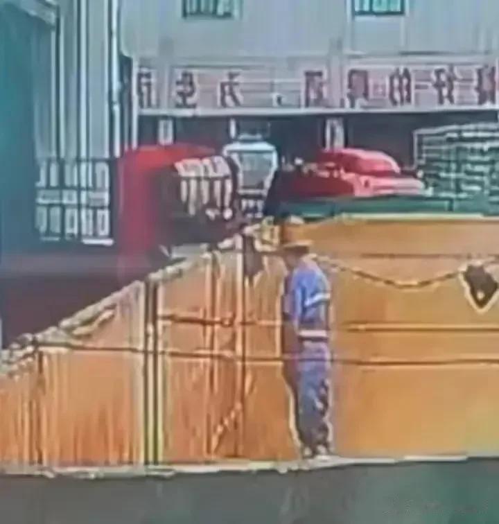 青岛啤酒原料堆里撒尿，这也真够恶心……

青岛啤酒，这次面临的不仅仅是品牌价值降