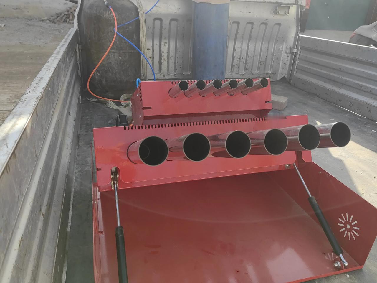 春节以前，我们村谁家有白事，最少也得买两三千块钱的烟花爆竹。
春节以后，因为禁止