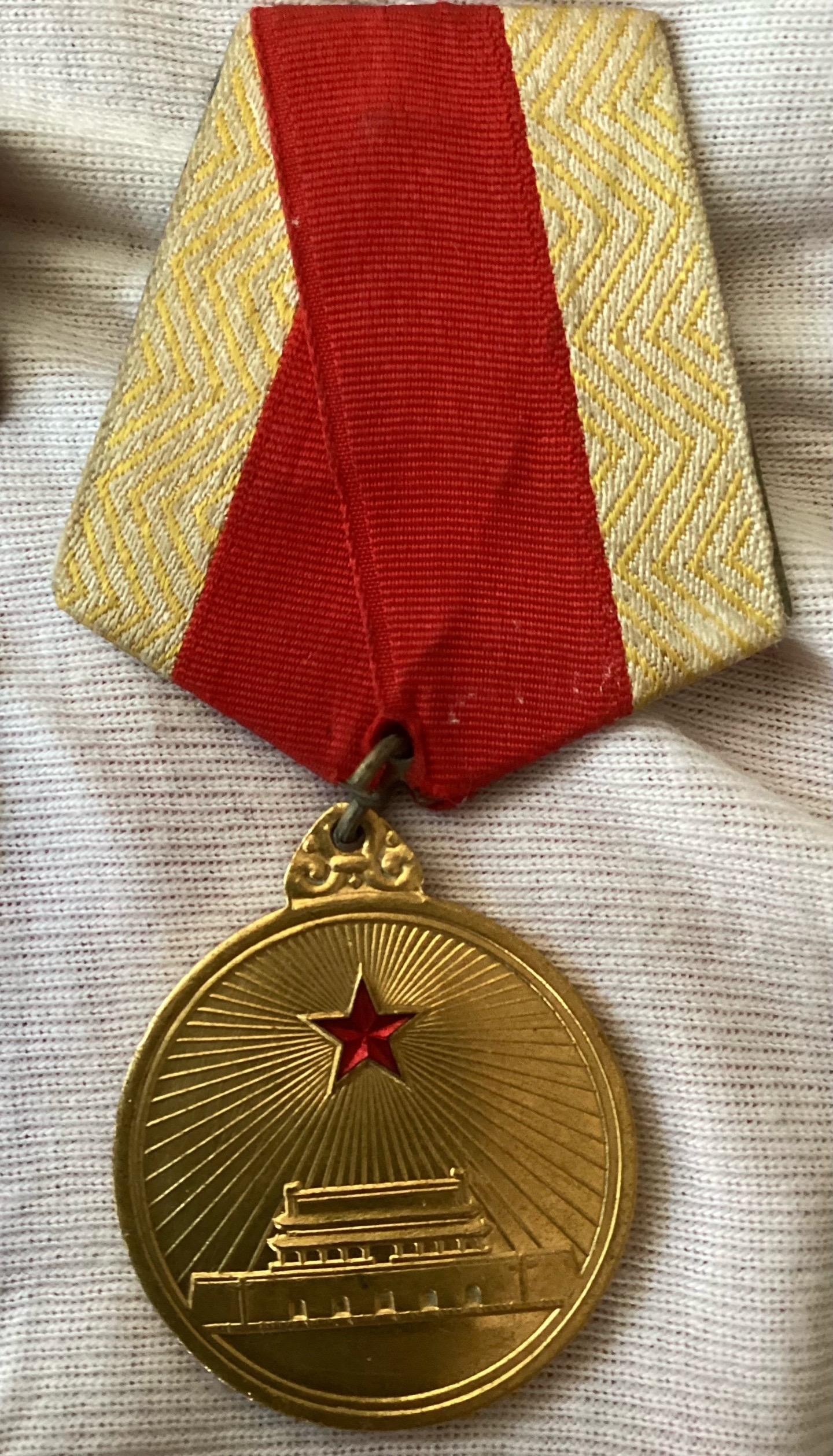 父亲的传奇 父亲1942年参加浙东抗日游击队，后参加新四军并成为粟裕将...