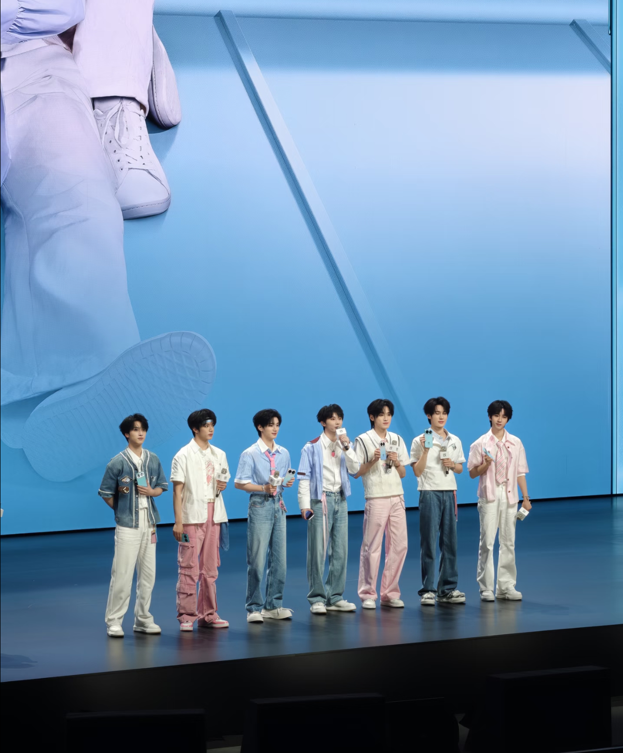 时代少年团涂鸦幕后少年齐聚手绘涂鸦，闲聊打闹自在随性，笔下画风各有特色，轻松氛围