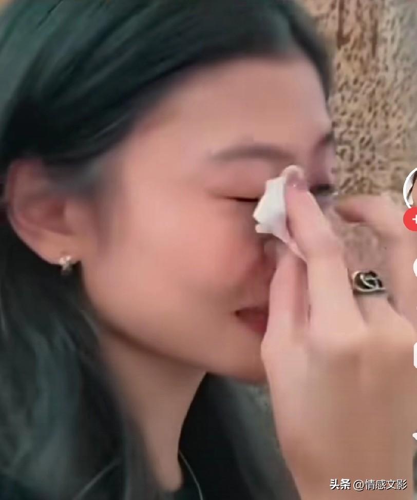 她哭了，因为大家齐声唱一首怀念的歌，我听着也想哭，现场很多人都哭了。

真的没有