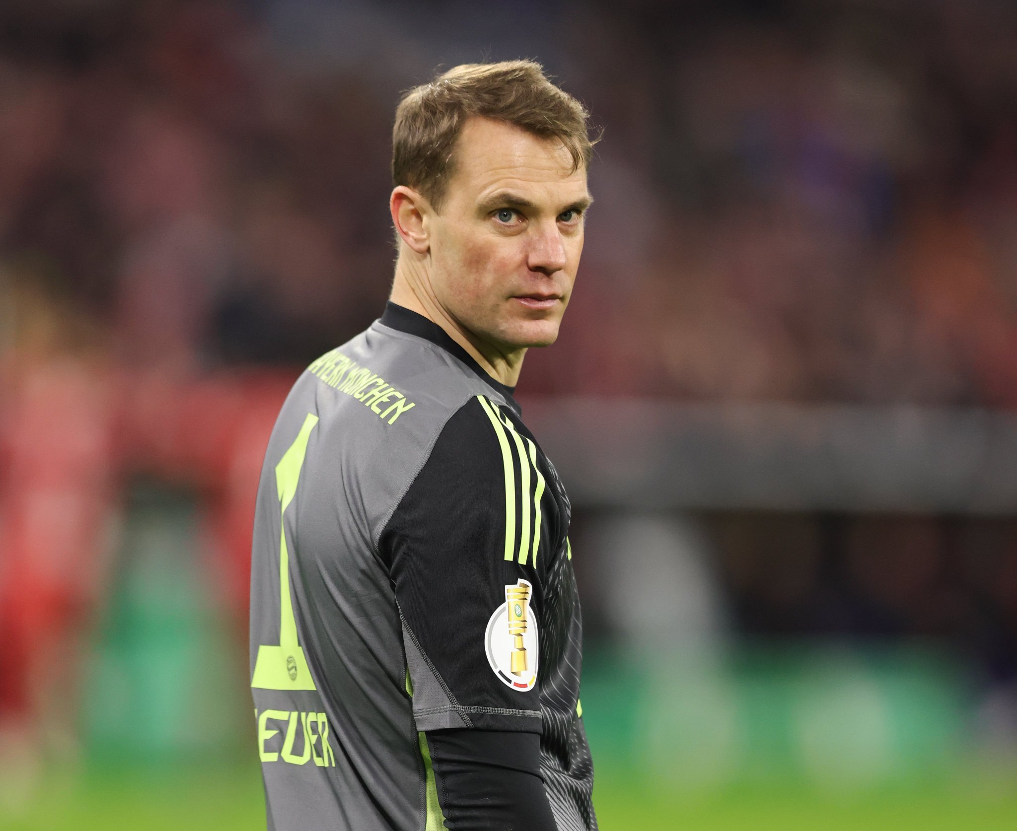 拜仁证实，诺伊尔昨天对阵门兴的比赛中小腿轻微拉伤。据《图片报》报道，他预计将缺席