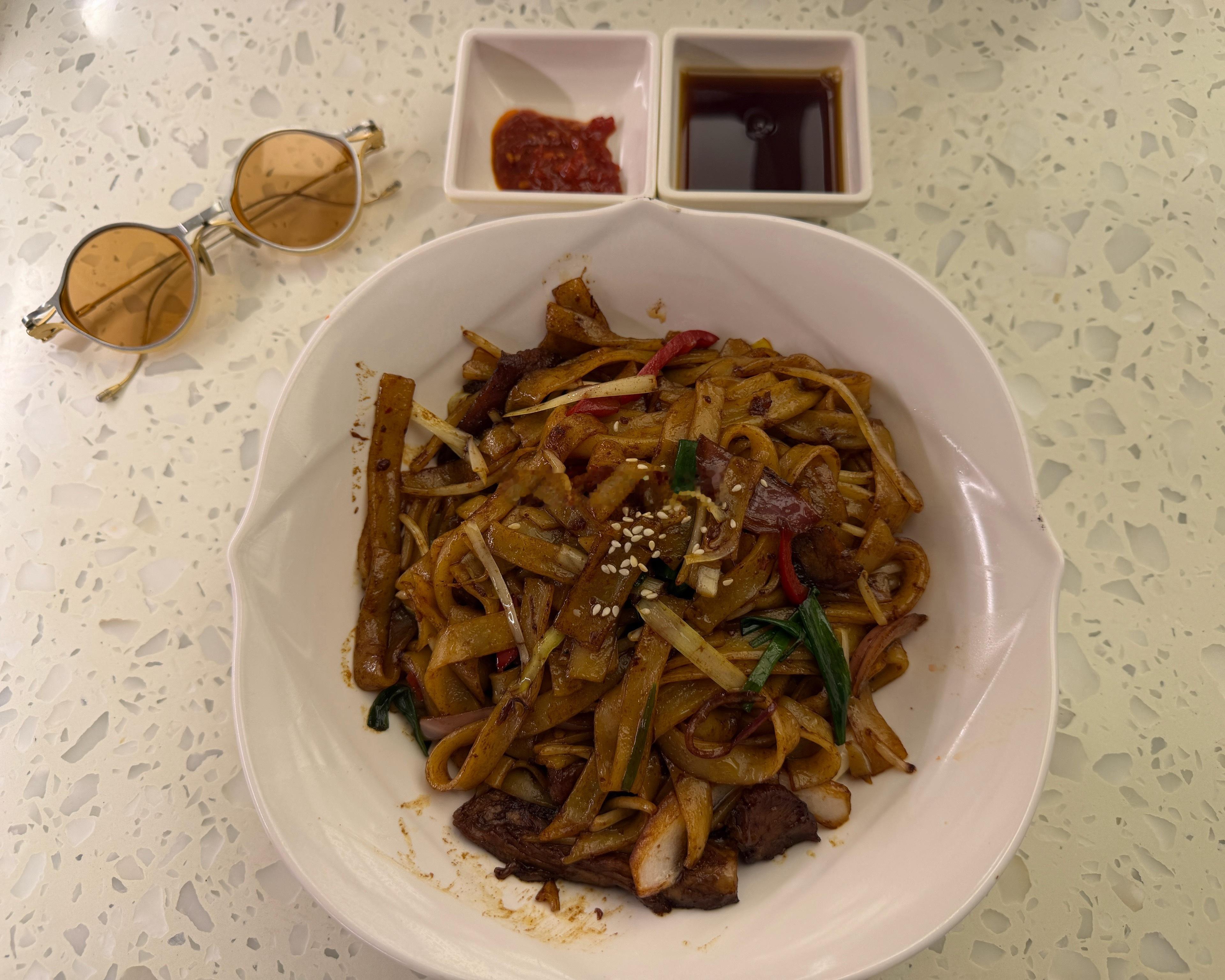 机场餐，叉烧炒河粉开心的一天✌️梦想家ALI 上海·上海虹桥国际机场