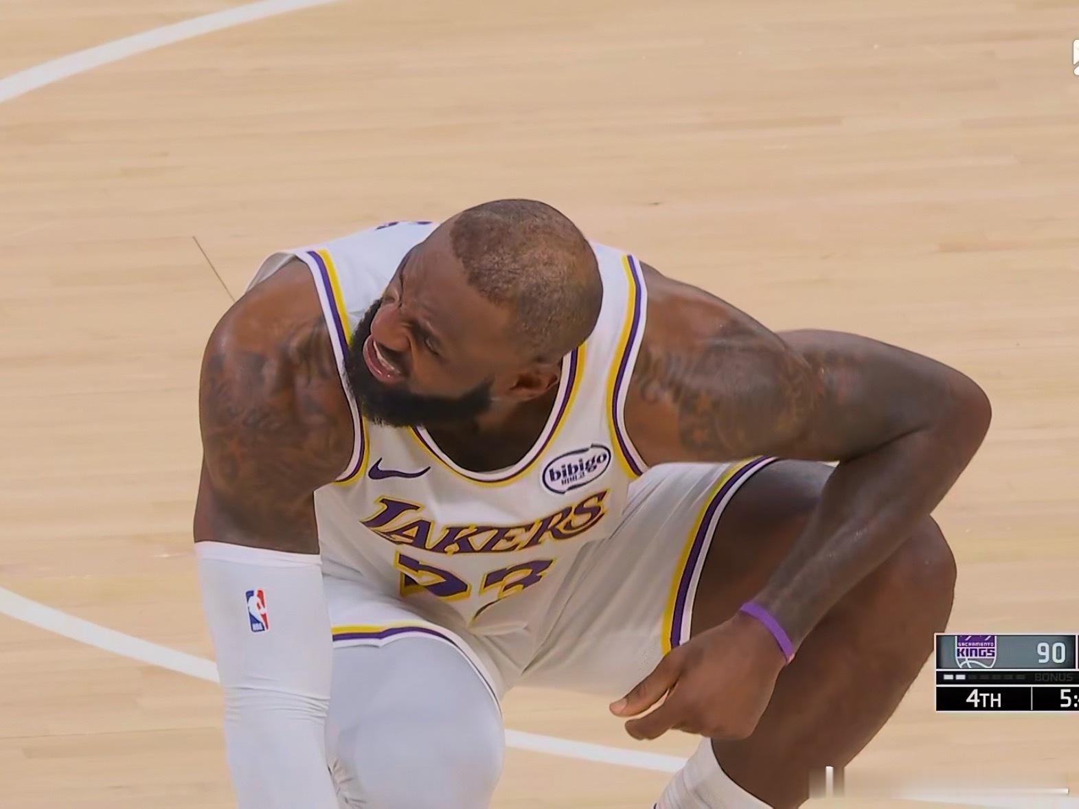 刚在上一回合完成劈扣！⚡随后詹姆斯捂着腰下场了！这是受伤了？