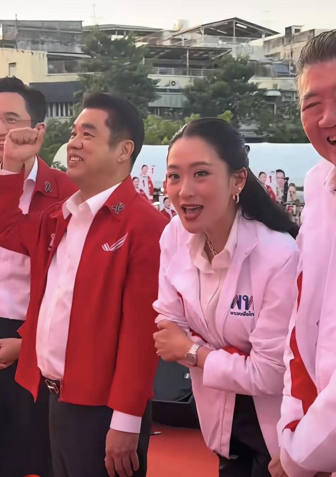 佩通坦的微笑太迷人啦！当地时间1月8日下午5点，为泰党在曼谷市政广场前举行大型首