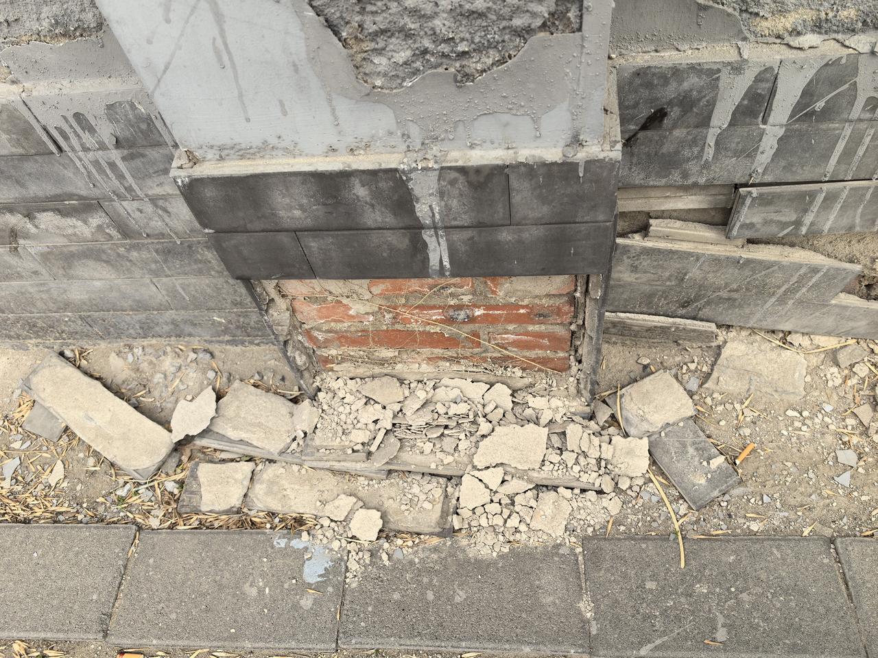 看到这样的墙，想到贴瓷砖，要是贴瓷砖也这样，那是灾难现场了