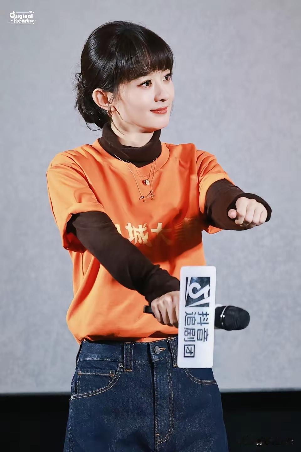 好嫩好可爱好漂亮 好温柔大气
赵丽颖的齐刘海太好看了
她真的好适合这款发型啊？