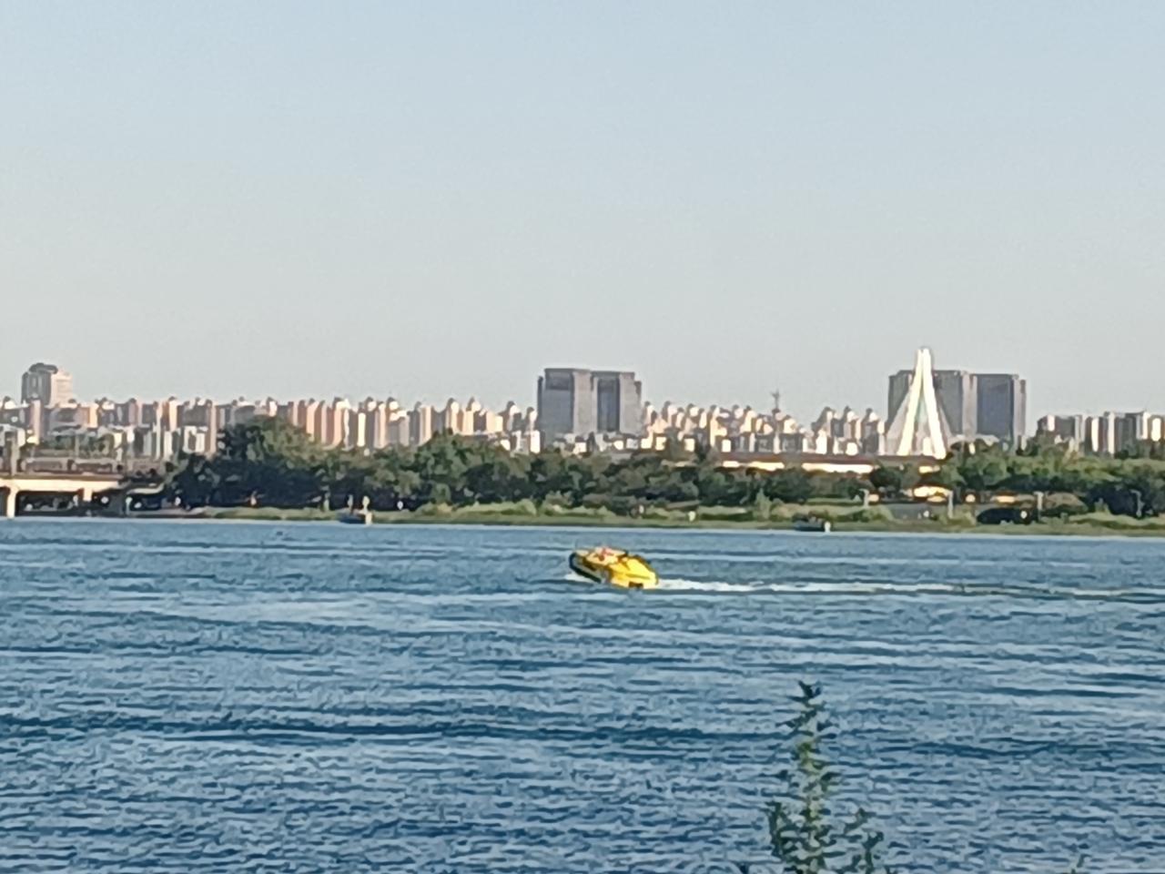 又是开心快乐的一天。
     闺蜜两口从外地回来，我们一起聚聚。上午我们聚到闺