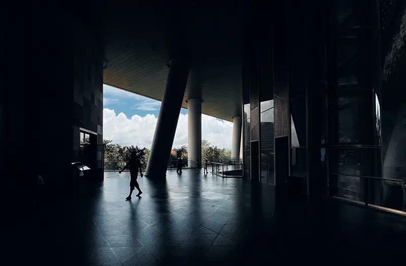 保持快乐心情其实不难。别跟情绪死磕，难过烦躁时，允许自己缓一缓，接纳情绪，它自会