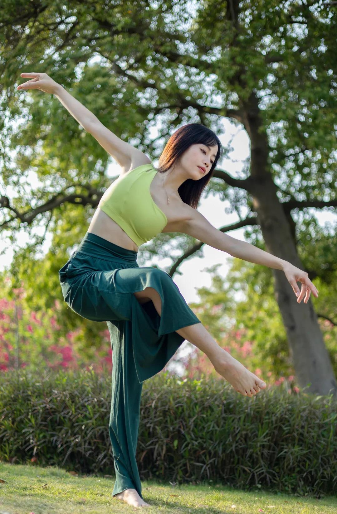| 把春天“穿”在身上，练进心里。换上清爽的浅绿瑜伽服，便与春日撞了个满怀，奔赴