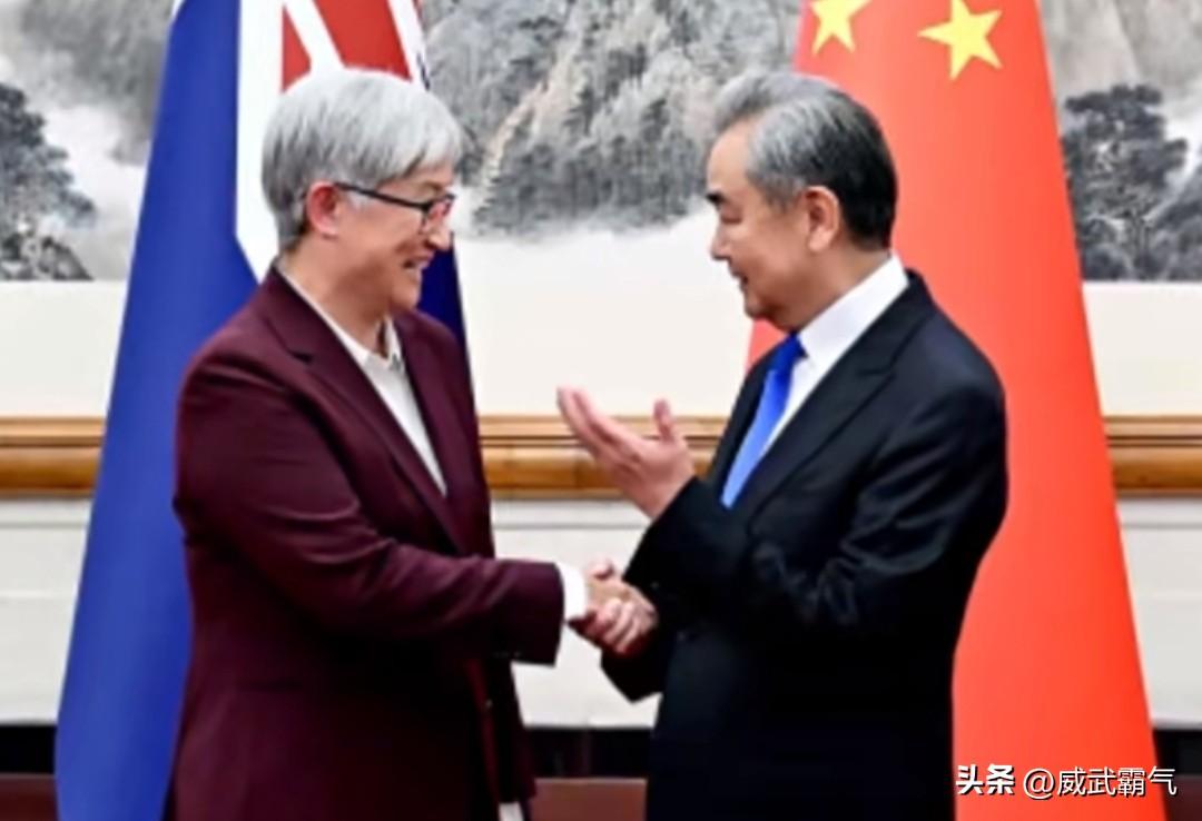 澳大利亚公开跳出来站队了！
外媒报道，中菲在仁爱礁发生摩擦之后，澳大利亚外长黄英