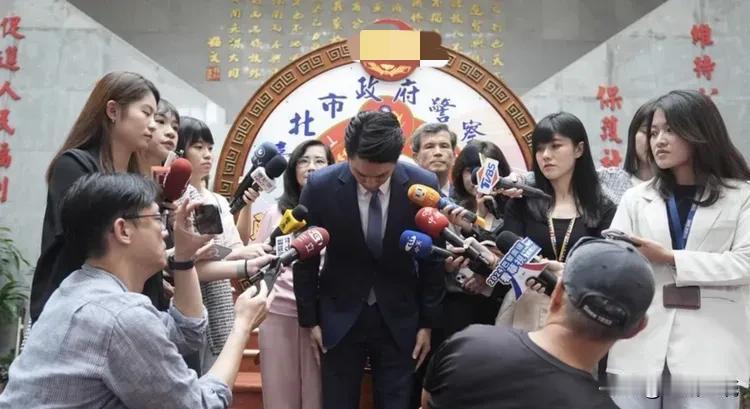 台北幼儿园狼师案　蒋万安首度鞠躬道歉：都是我的责任

台北市幼儿园爆发园长之子毛