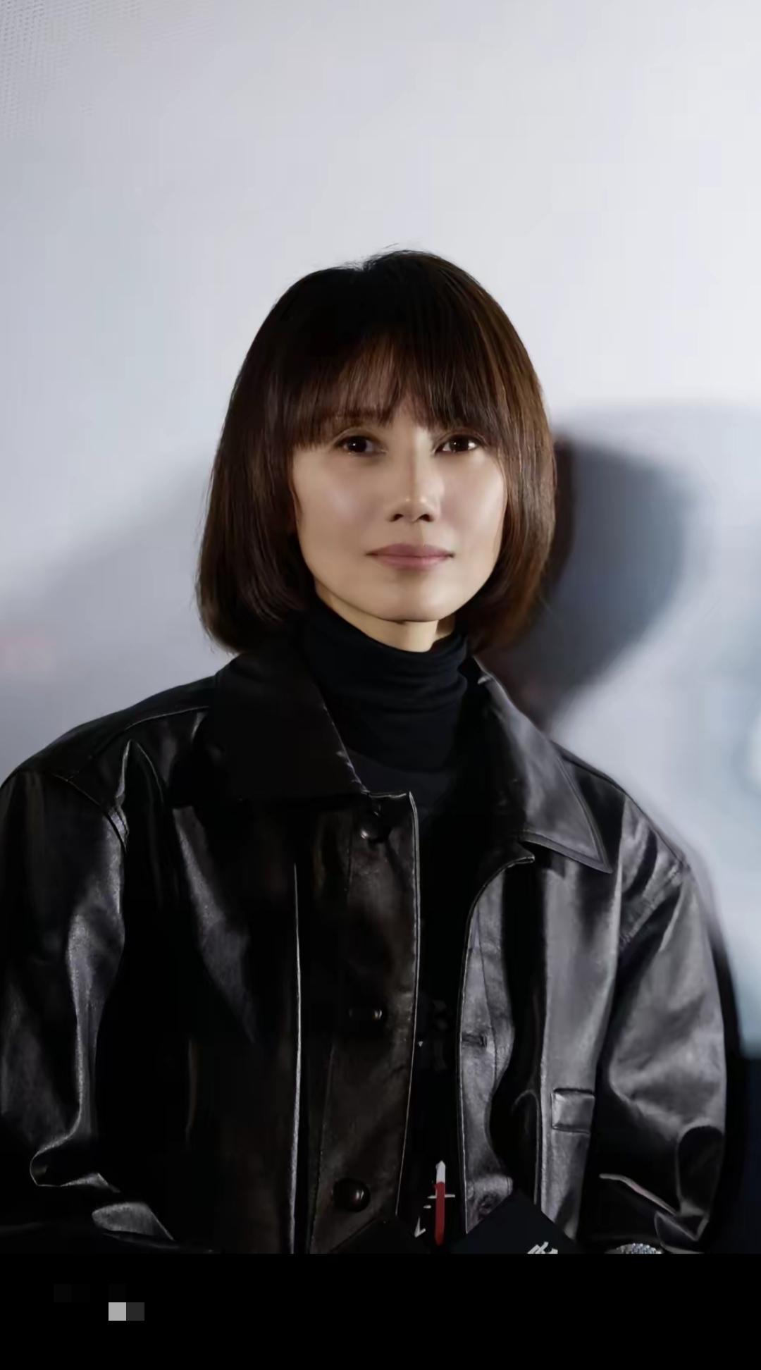 快50岁的袁泉为什么看着还这么年轻？这个年龄该有的抬头纹，法令纹，皱纹，在她脸上