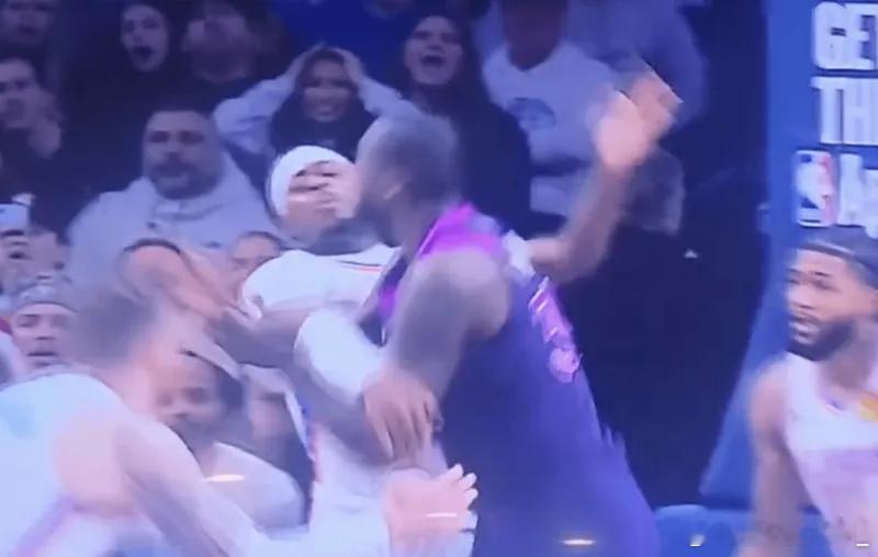 今日，独行侠前老板马克-库班在X上转发了昨日比赛中的两个片段。和连续在篮下被侵犯