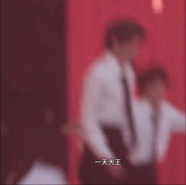 张极帮张泽禹捡外套极禹的友情，藏在每一个暖心的细节里！捡外套这个小小的动作，张极