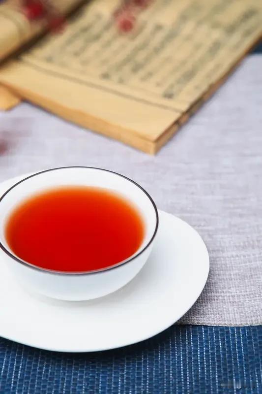 看到“红茶绿茶菊花茶”这个上联，我立马来了兴致。这上联妙就妙在列举了三种茶，都是