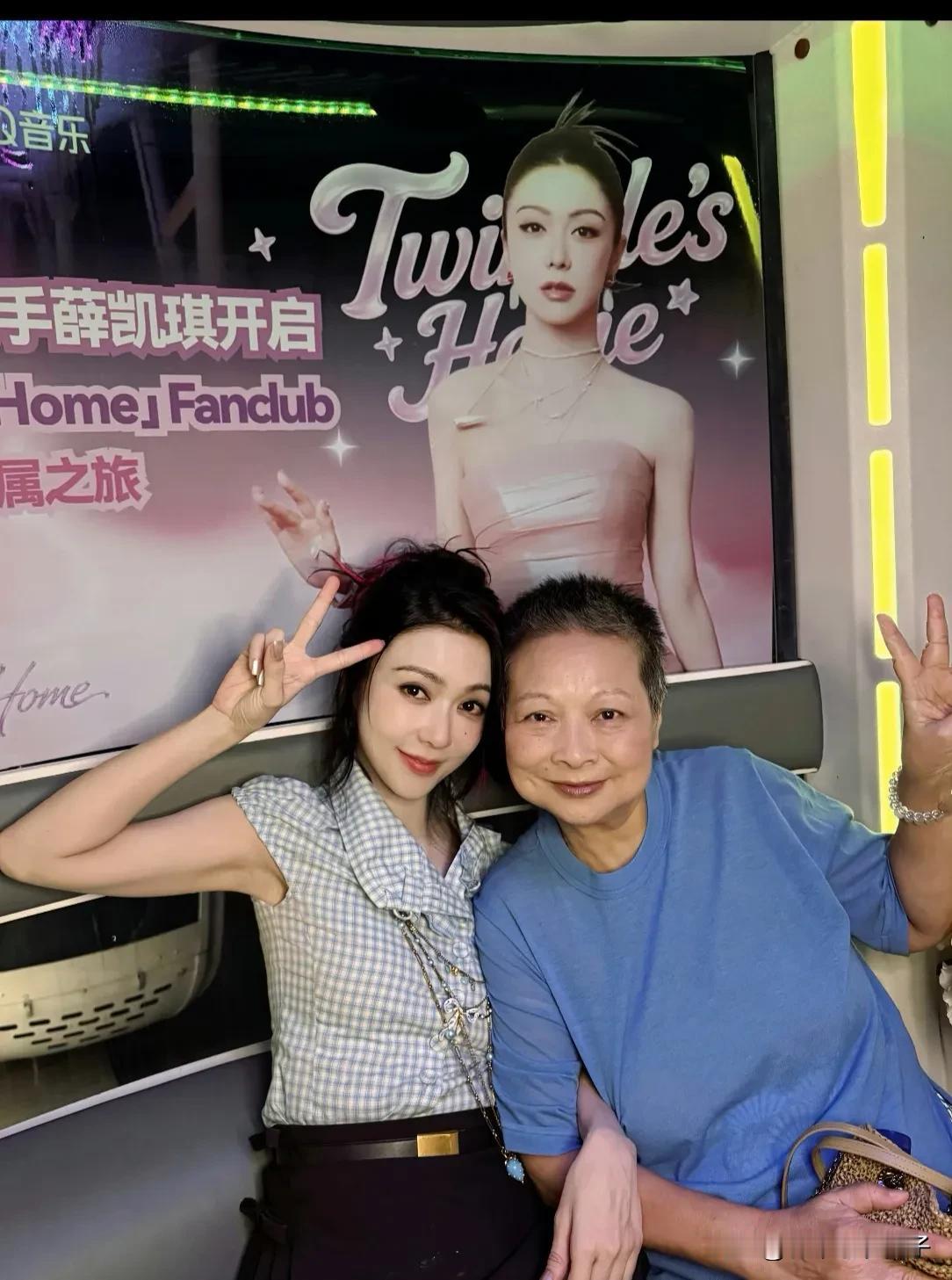 左边是薛凯琪，1981年出生，身高168cm。
右边是薛凯琪妈妈。
薛凯琪用和妈