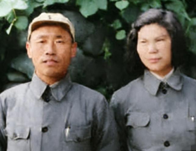1943年，叛徒邢仁甫和"姘头"，一张罕见的合影，镜头中的邢仁甫看起来人畜无害，