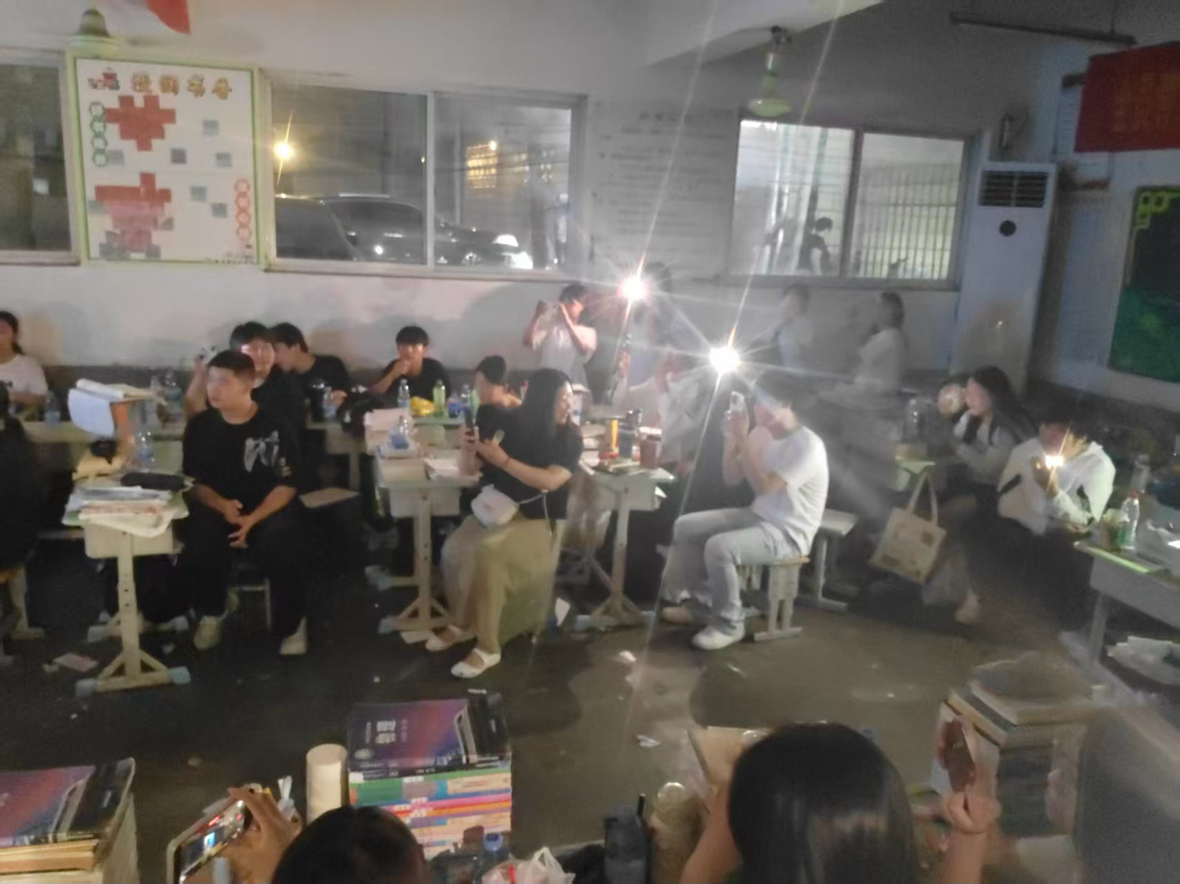 又是一个开学季了，突然回想起初中毕业前的最后一天... ​​​