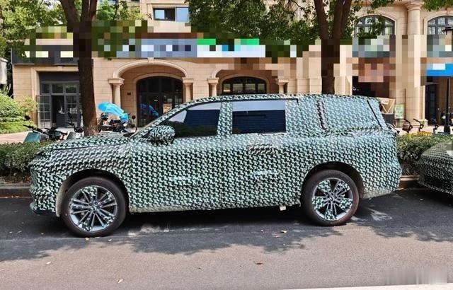 零跑D21 为D平台首款全尺寸SUV，车长超5.2米，轴距3.1米，对标理想L9