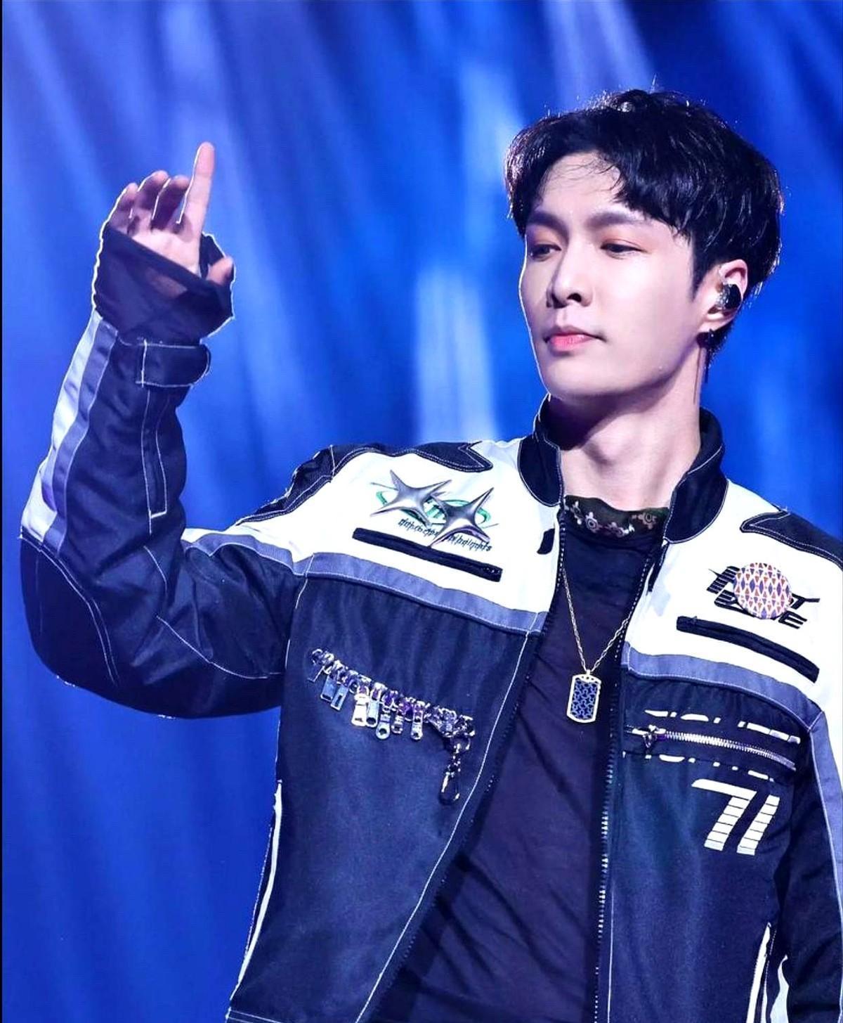 张艺兴不靠运气，靠的是每天六小时的舞鞋磨穿，和剧本里写满的编程笔记。
他不是在演