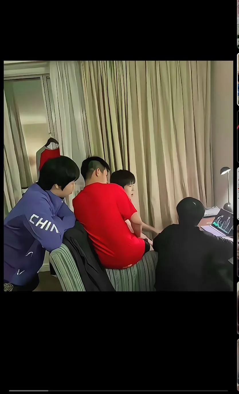 两对混双组合在商讨对策[赞]
对，德班世乒赛栋曼输给了苹果盒在赛后复盘，第二天是