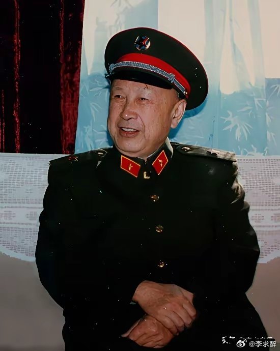 80年代，钱学森穿军装的罕见照，尽管钱老在我军中并无任何军衔，但他在我军中却享有