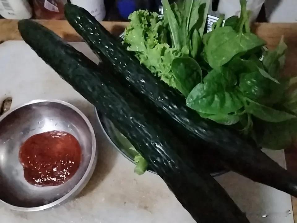 今天是 6 月 29 号周一，4 点就下班了，今天的晚餐是。自己种的黄瓜、木耳菜