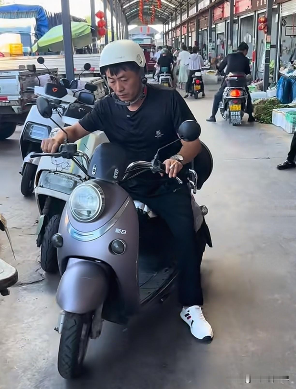都说他吃醋了，真还是假？见好兄弟绿局在他烧烤摊直播，把在帮忙的他妻子拉过来和粉丝