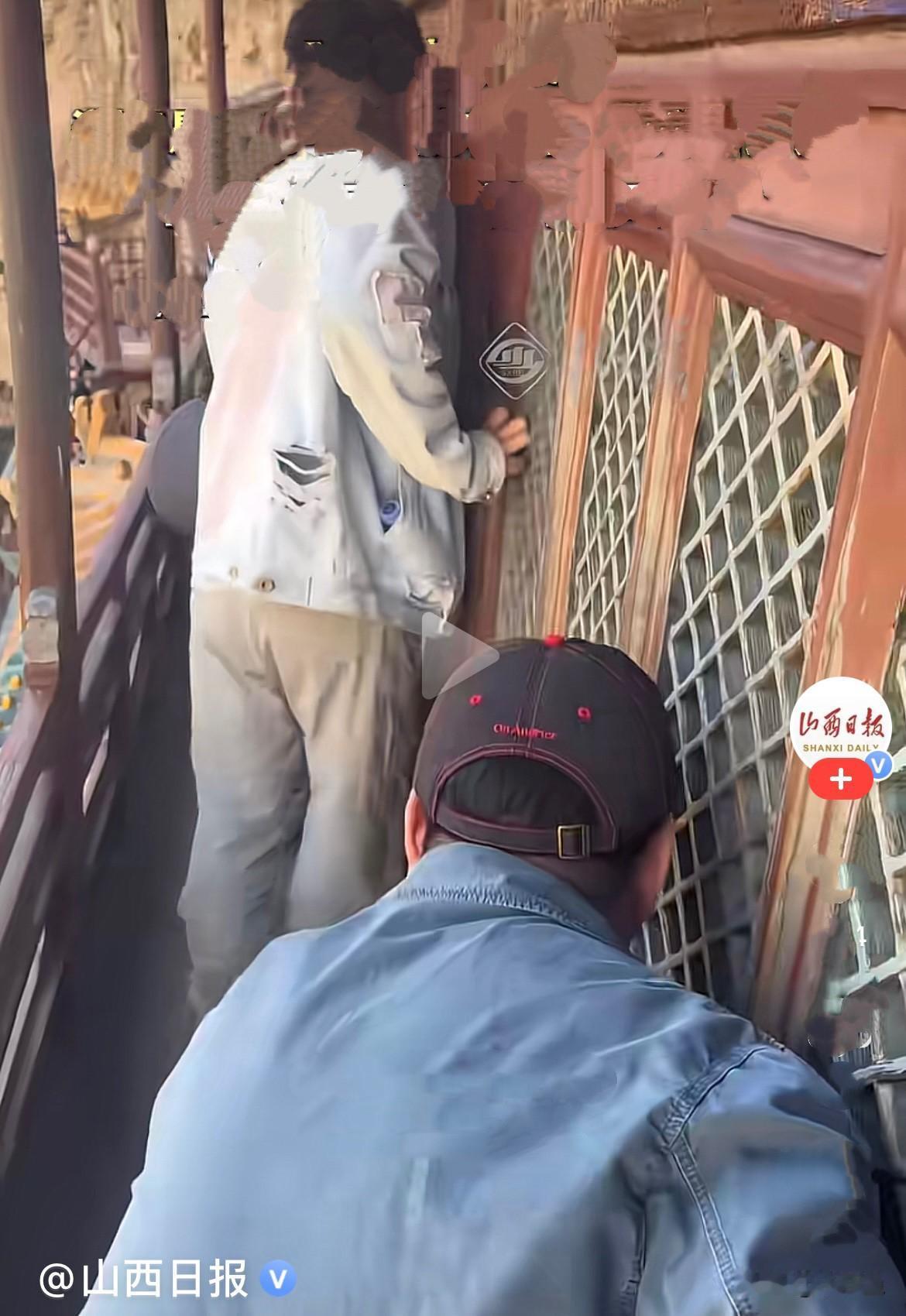 笑不活了……
最近看山西大同悬空寺游客现场，游客们的姿态真的五花八门、太真实了：