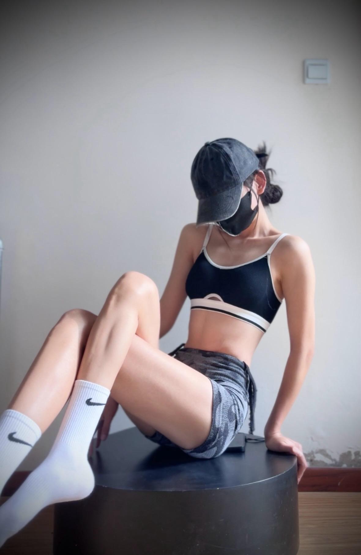 漫画身材 又酷又飒的早秋ootd 健身穿搭 蜜大腿 瑜伽女孩