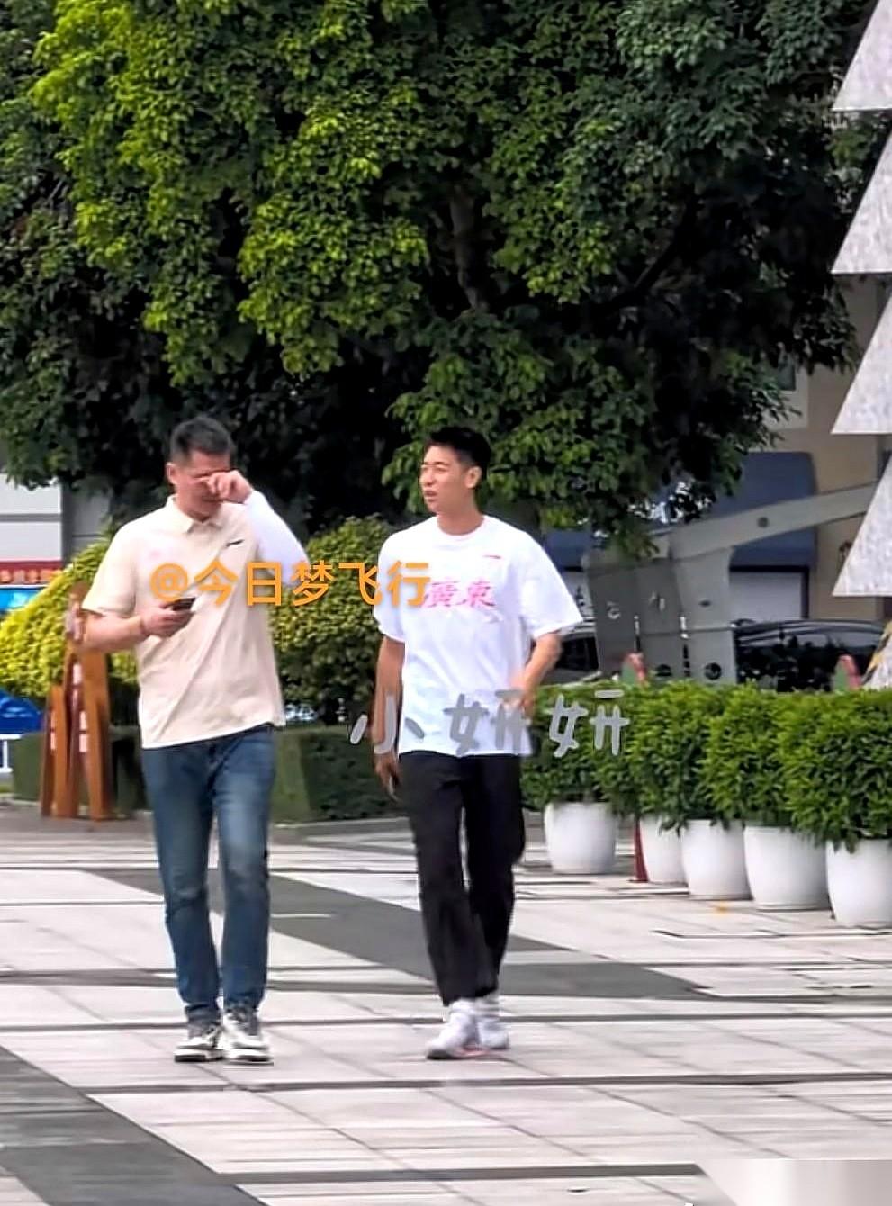 朱芳雨和崔永熙，两个广西老表，今天在东莞同框了。
一个，是已经功成名就、现在西装