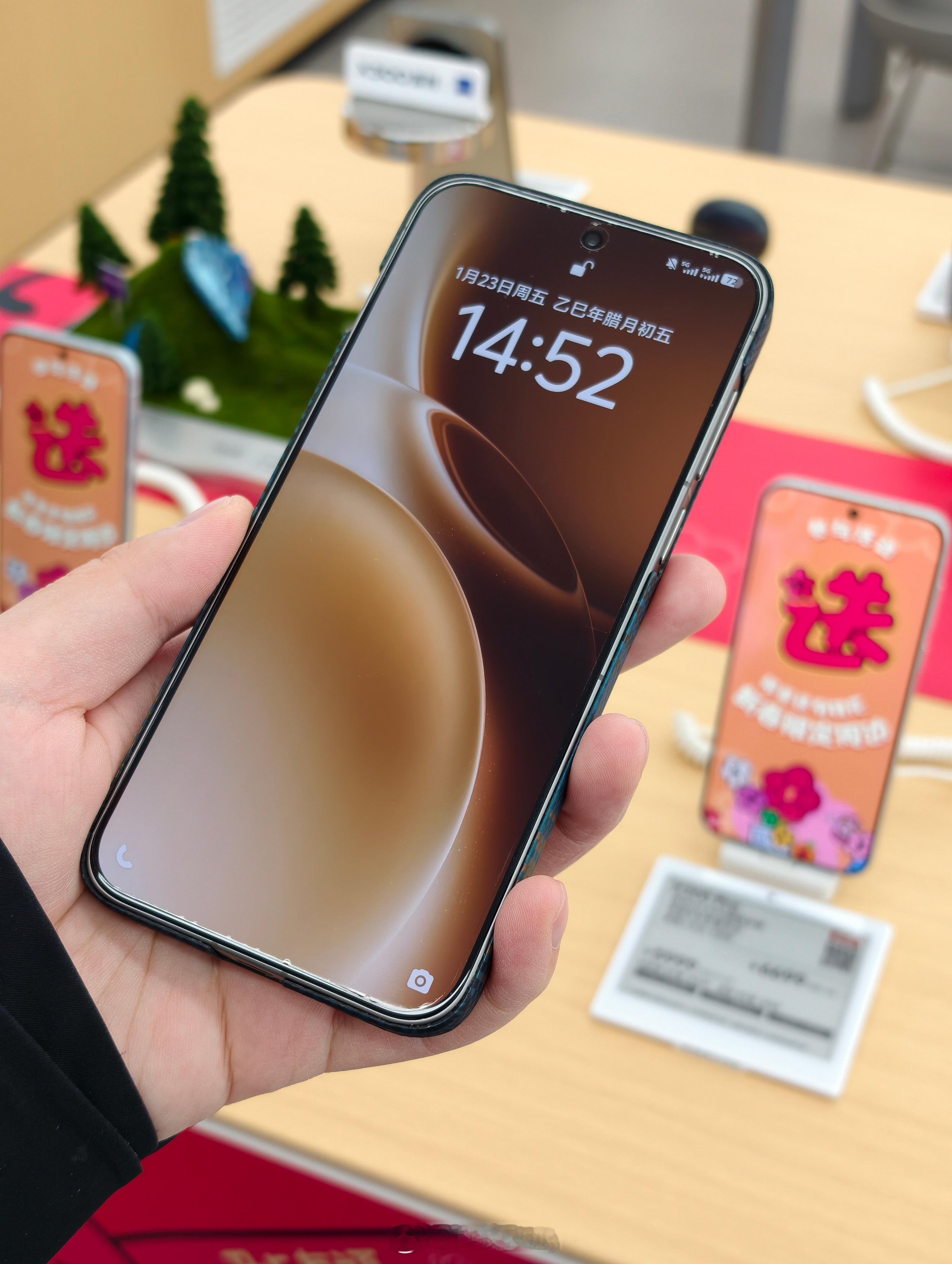 给vivo X300Pro重新贴个膜。出厂自带的膜好用又耐造，从十一假期用到现在