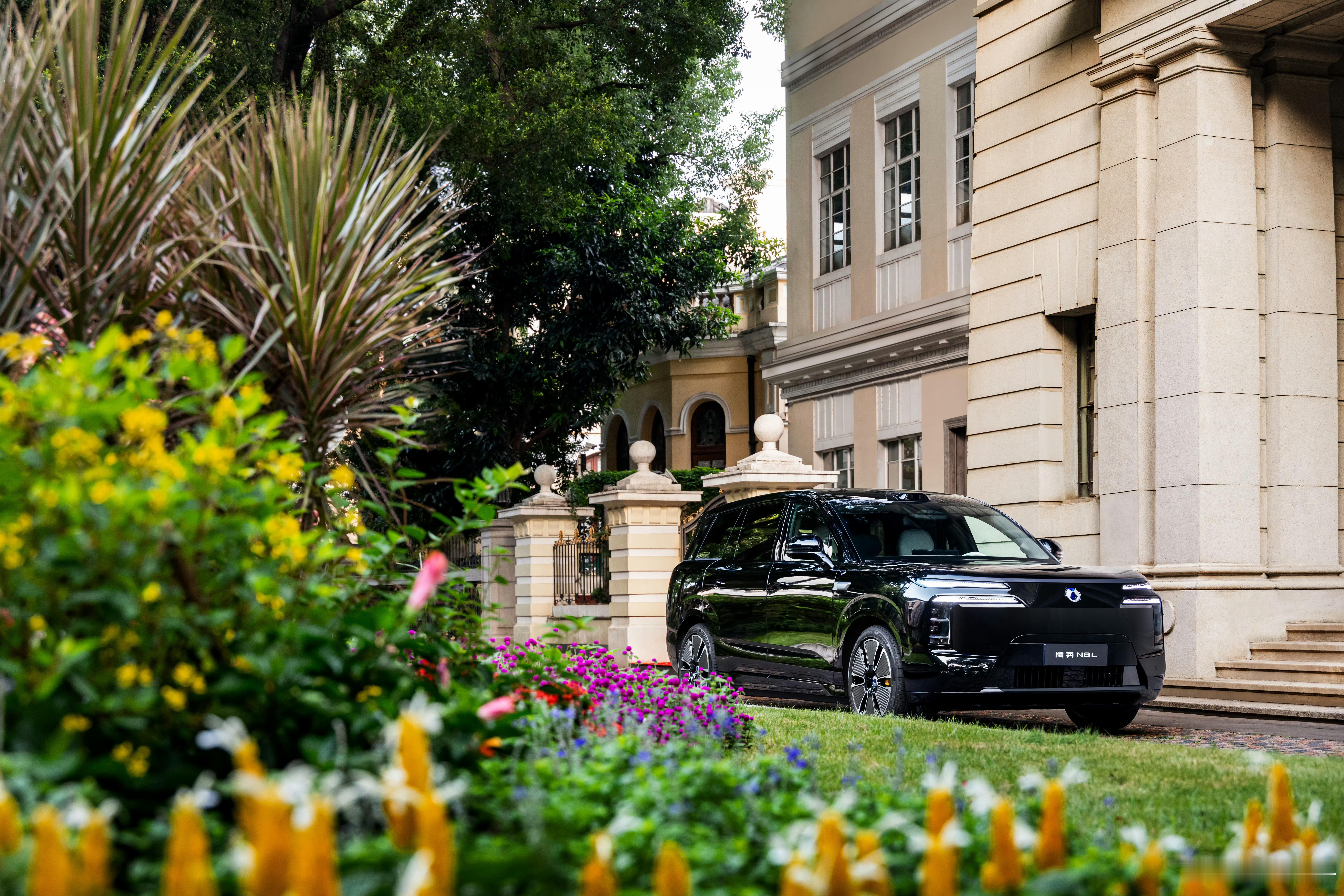 越级价值终极满足！10 月 28 日，腾势 N8L 正式上市，29.98 万起把