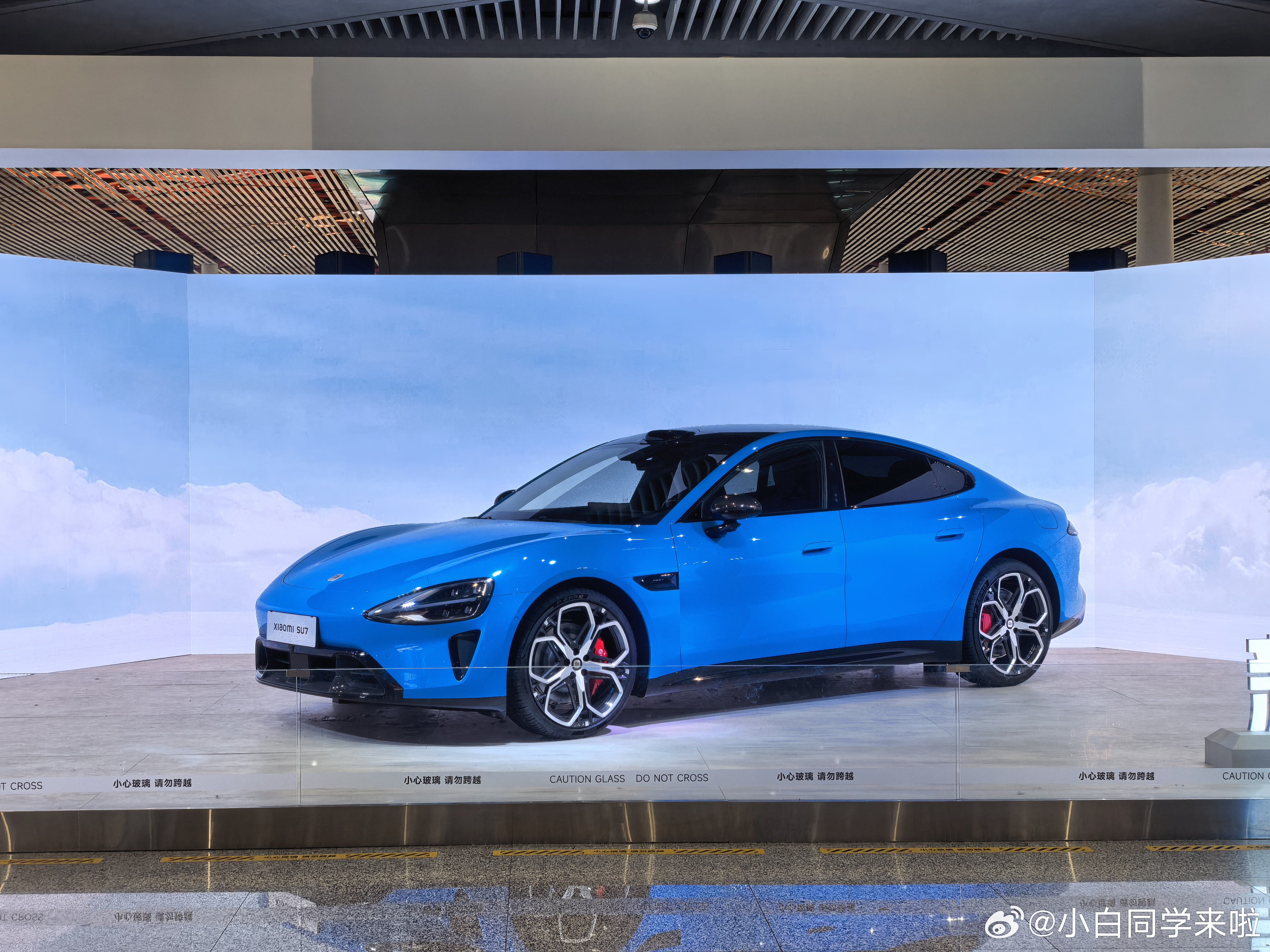 没想到第一次看到新一代小米 SU7 实车是在机场，外观还是熟悉的感觉。小米汽车大
