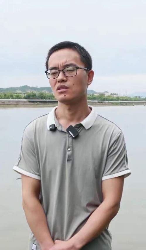 最近河南西峡这件事，真让很多人看得心里一热。
当地一位叫刘宗宇的大哥，晚上突然听