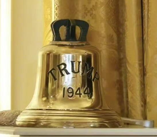 英国国王查尔斯三世给特朗普“送钟”，这个钟可不是一个简单的礼物，而是当年悬挂在英