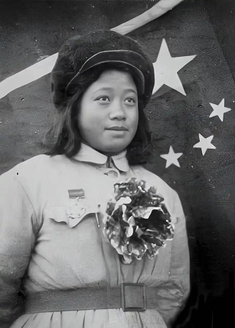 那个跪在坑道里用嘴帮排长排尿的姑娘，她叫王清珍，1952年的上甘岭，那是真真正正