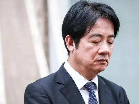 肯尼亚机场，八个人，二十个小时，一本没人认的“护照”。

这事得从头捋。

第1
