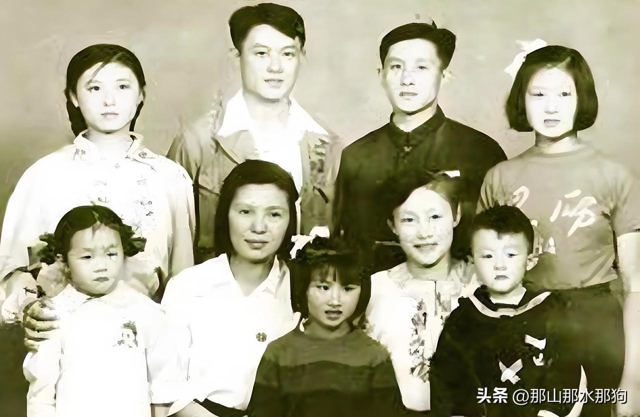 这是电影《五朵金花》、《阿诗玛》的主演杨丽坤和她的兄弟姐妹们的一张老照片。
照片