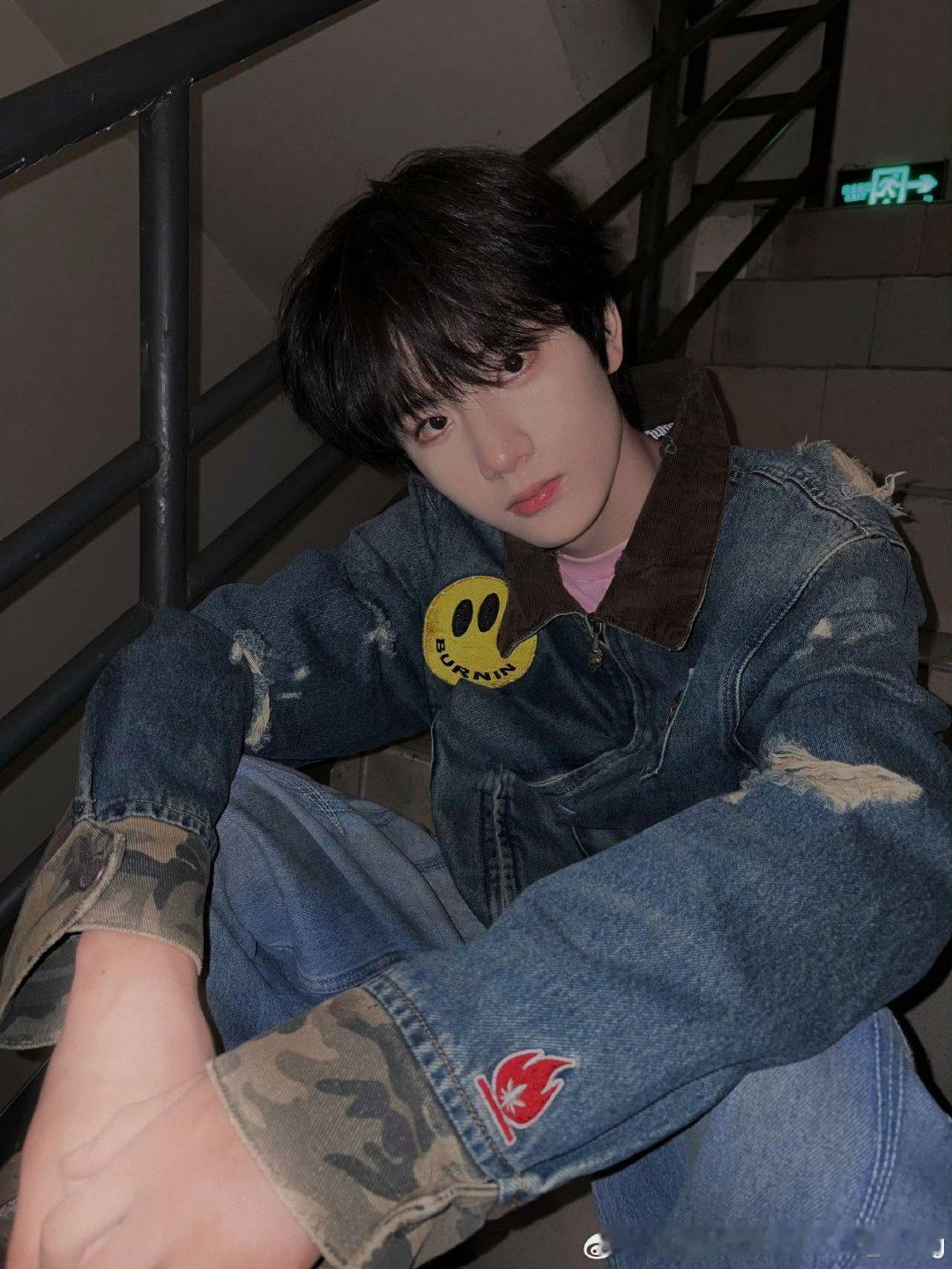 煜东楼梯间随拍封神！帅得直击人心，怕黑的小习惯超真实，期待弟弟勇敢突破～ 