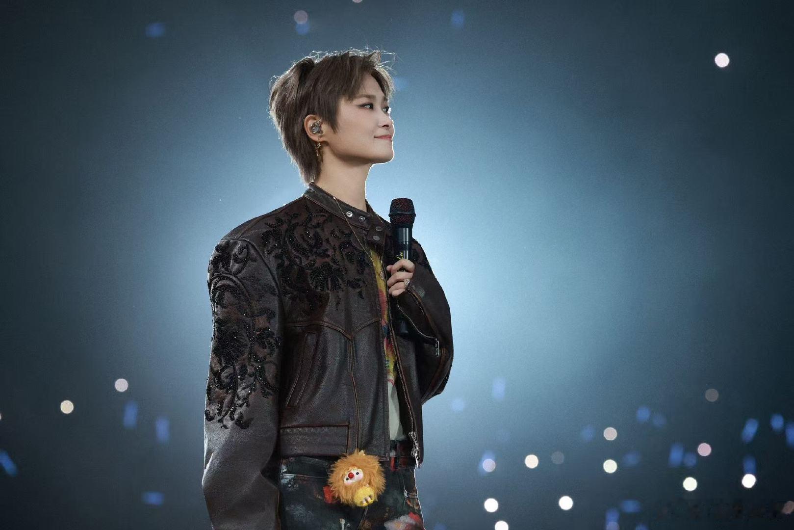 在北京见证李宇春演唱会全新舞台 李宇春北京演唱会，舞台和粉丝双向奔赴。台上有可爱