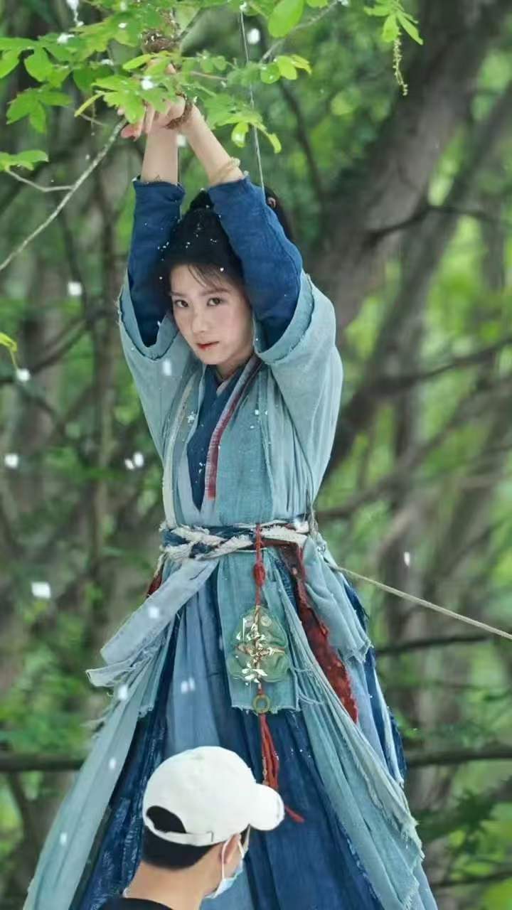 卢昱晓新剧被吊打镜头 她被吊起来的时候，狼狈是真的狼狈，但眼神里那股不服输也是真